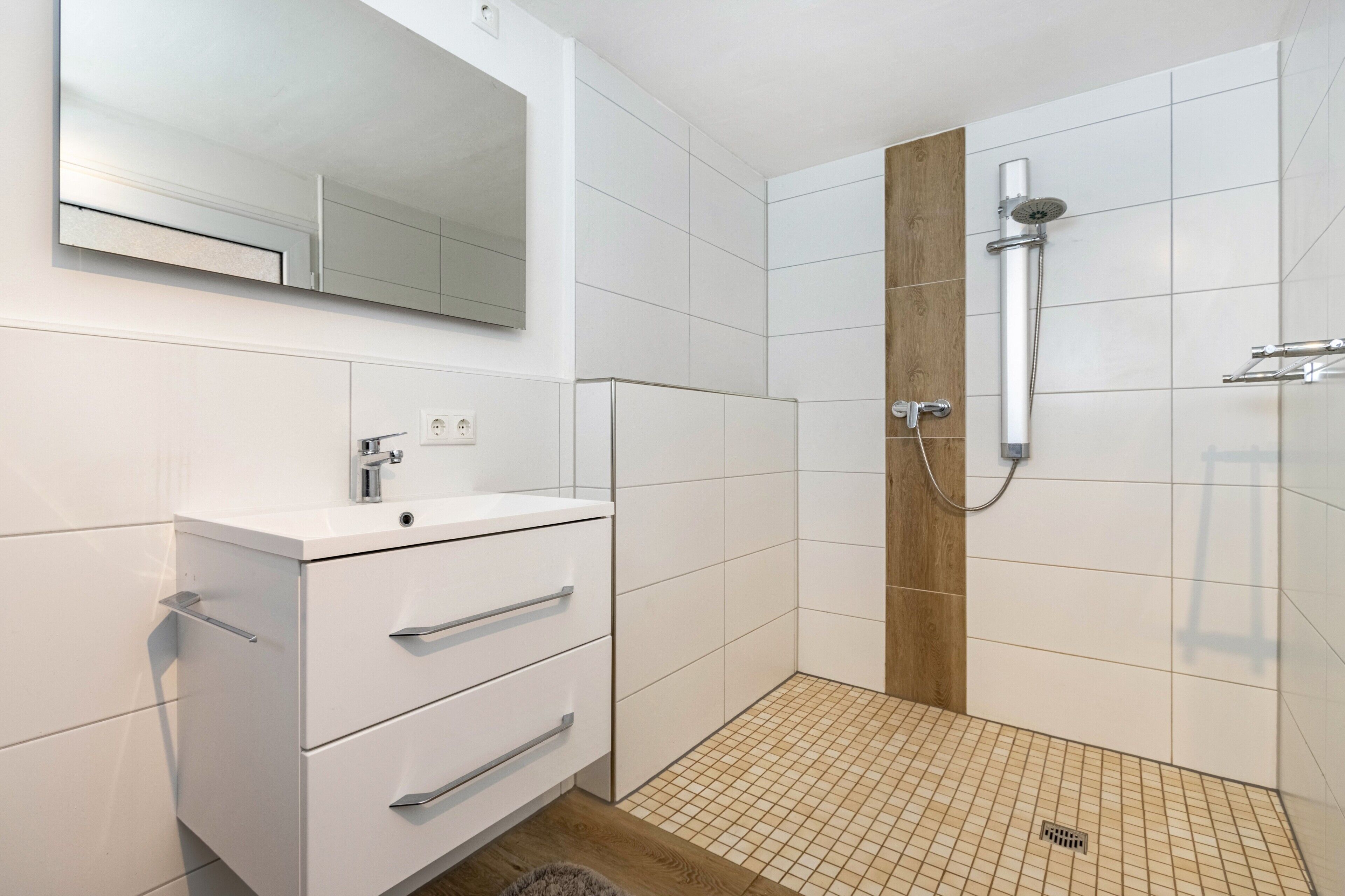 Dusche, Haartrockner, Handtücher