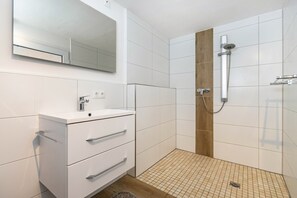 Chuveiro, secador de cabelo, toalhas de banho 
