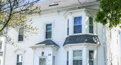 Quiet neighborhood and Walking destination to Downtown Salem