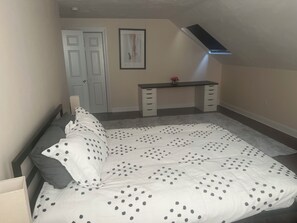 2 عدّة غرف نوم وخزنة داخل الغرفة ومكتب وواي فاي مجانًا