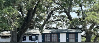 Amazing Secluded cottage under huge trees, on a working Ranch.