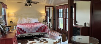 Amazing Secluded cottage under huge trees, on a working Ranch.