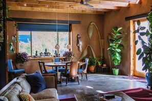 Books, stereo - CASA DE COUGLETTA -Artist home with magical views - Ultimate retreat (Santa Fe)