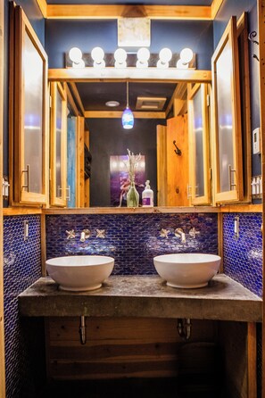 Articles de toilette écologiques, sèche-cheveux, serviettes fournies