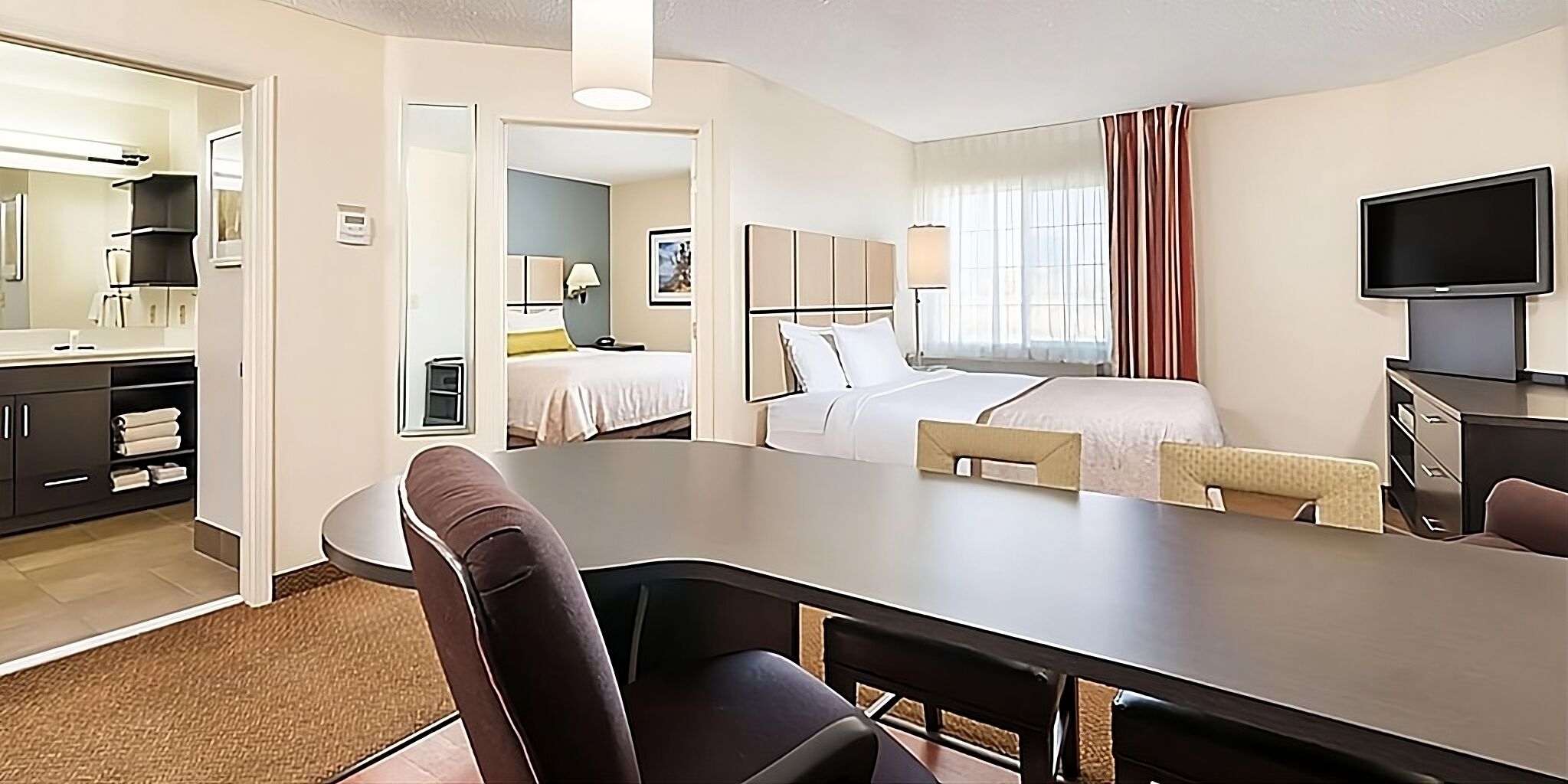 Best Value, Quality Stay! TWO Modern Suites with Full Kitchens, Pets are Allowed