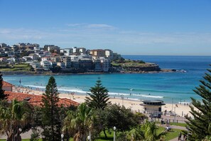 Un pueblo costero con playa, edificios y cielo despejado.