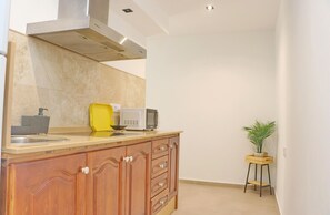 Fridge, microwave, coffee/tea maker, toaster - Goya Apartment in Conil (Conil de la Fra)