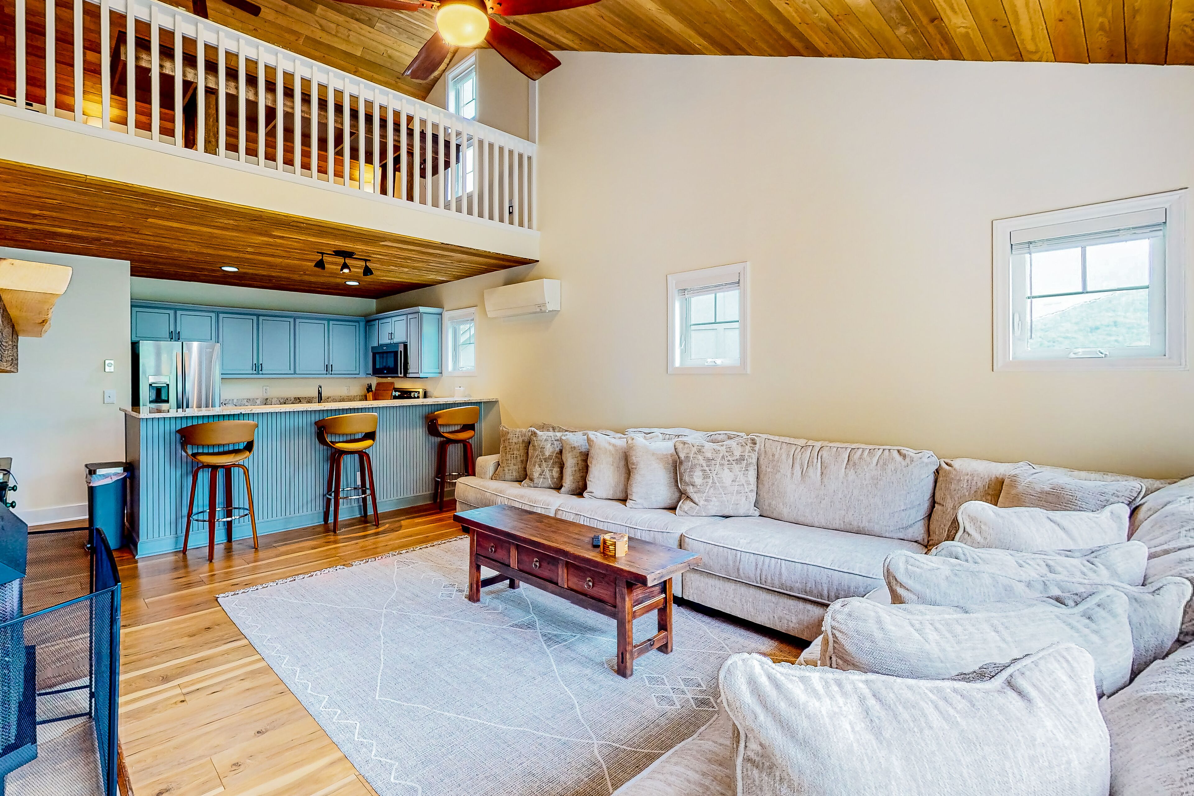 Two-story condo with gorgeous mountain view, fireplace & game room
