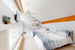 4 bedrooms, desk, internet, bed sheets