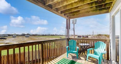 Charming condo with on-site pool, amazing ocean views, & private deck