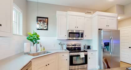 Downtown condo with prime location, updated interior, AC & bike storage
