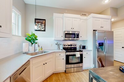 Downtown condo with prime location, updated interior, AC & bike storage