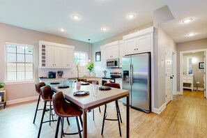 Réfrigérateur, four à micro-ondes, un four, surface de cuisson