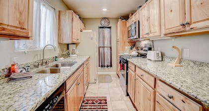 Lakeview ground-floor condo with pool, tennis, and grill access - dog-friendly