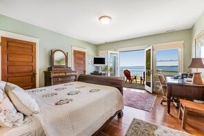 5 bedrooms, iron/ironing board, internet, bed sheets - Inviting waterfront home with mountain views, firepit, W/D, & dog-friendly (Langley)