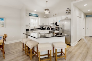 Geladeira, micro-ondas, fogão, cooktop