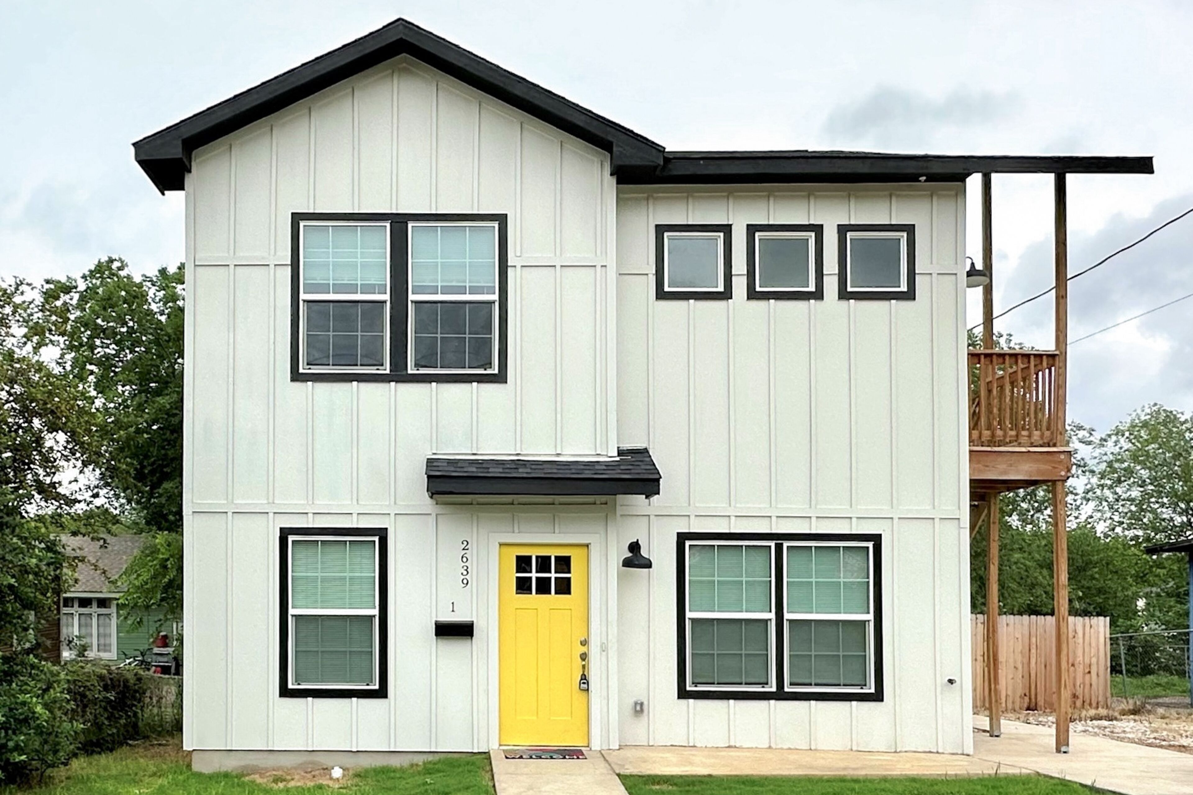 Centrally located home with grill, streaming, enclosed backyard, AC, W/D, & WiFi