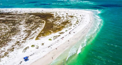 Duplex near beach with heated pool, grill, washer/dryer, patio, AC