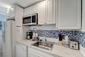 Fridge, microwave, stovetop, dishwasher
