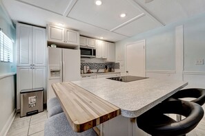 Refrigerador, microondas, parrilla de estufa y lavavajillas 