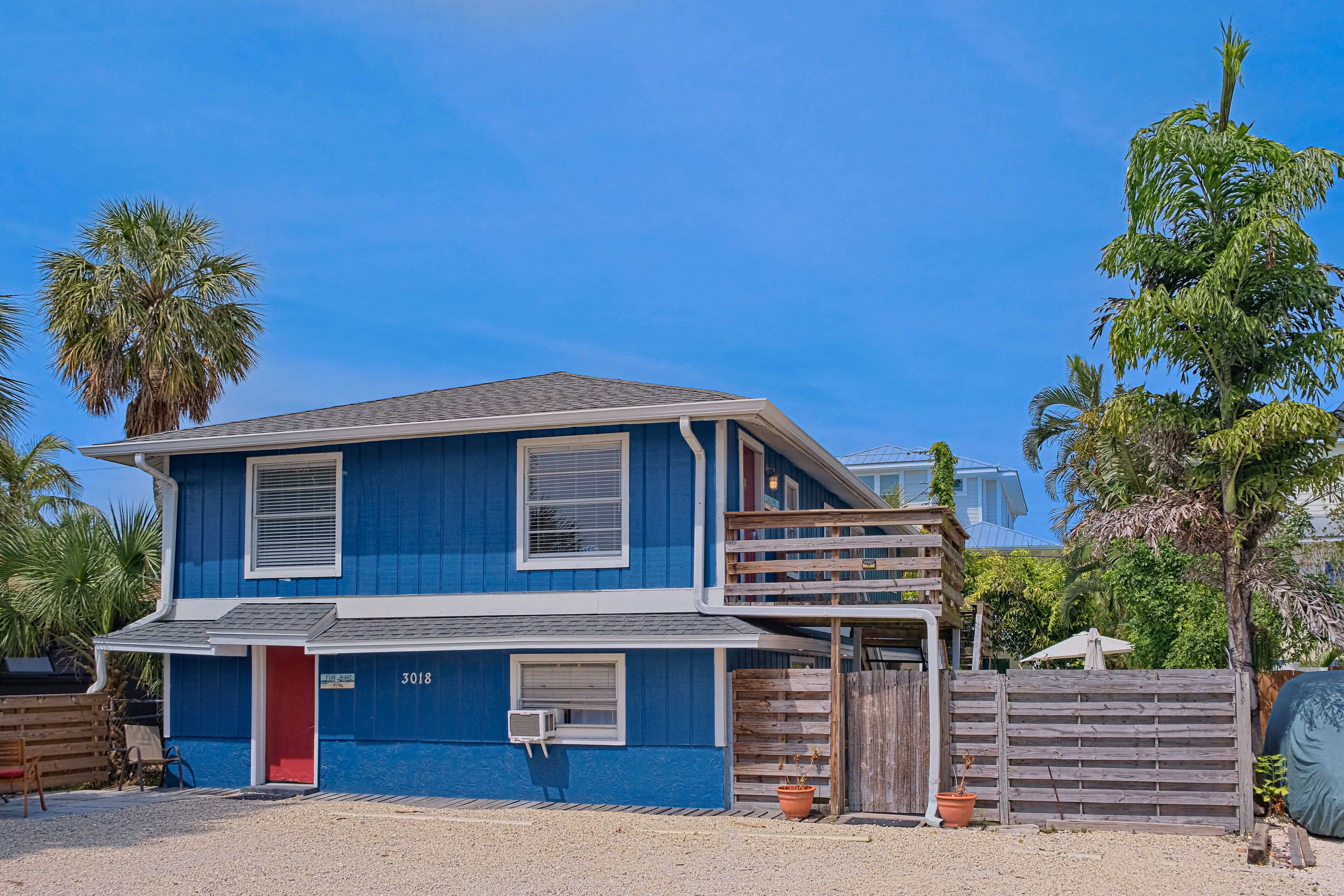 Dog-friendly villa near the beach with a spacious yard, kitchens, & washer/dryer