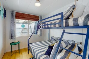3 bedrooms, iron/ironing board, internet, bed sheets - Soundfront home with beach access, firepit, deck, games, washer/dryer (Coupeville)