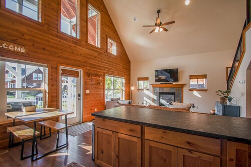 Sunlit, dog-friendly home with hot tub, gas fireplace, & washer/dryer