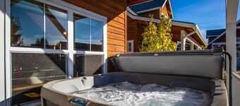 Sunlit, dog-friendly home with hot tub, gas fireplace, & washer/dryer