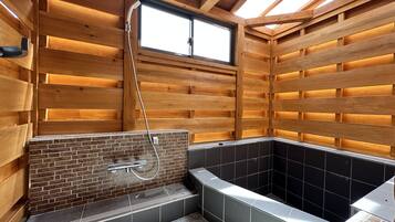 基础公寓, 1 间卧室 | 浴室 | 深泡浴缸、旋水按摩花洒、吹风机、毛巾