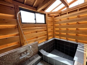 Bañera profunda, cabezal de ducha con hidromasaje, secador de pelo