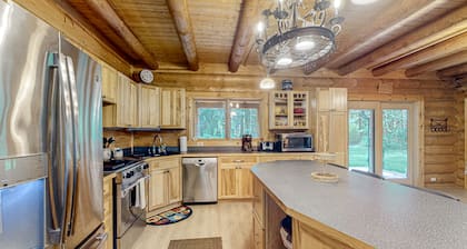 Luxurious riverfront log cabin with firepit, fireplace, & breathtaking scenery