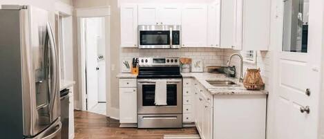 Frigorifero, microonde, forno, piano cottura