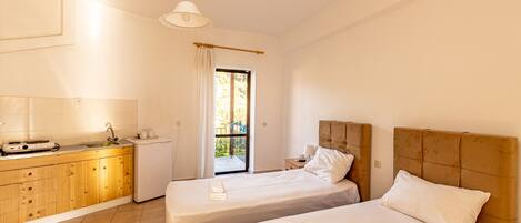 1 dormitorio y tabla de planchar con plancha