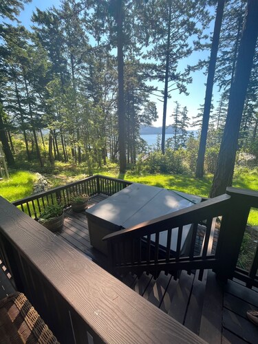 New design, luxury home, views from the hottub, Close to town, come relax!  