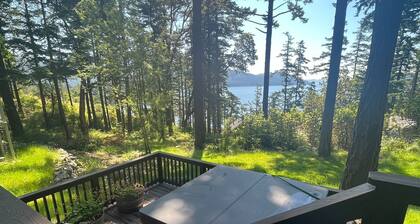 New design, luxury home, views from the hottub, Close to town, come relax!