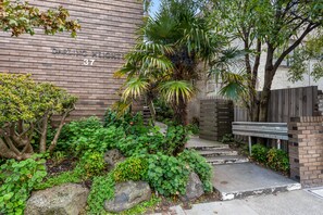 Property grounds - Sweet Darling by Ready Set Stay- South Yarra - WIFI, parking & linen and towels (South Yarra)