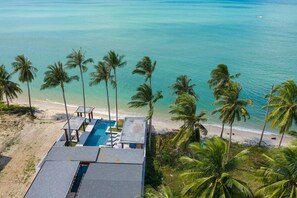 Plage, chaises longues, serviettes de plage