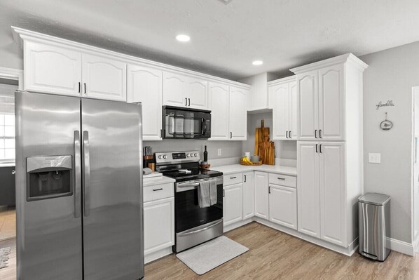 Réfrigérateur, micro-ondes, four, plaque de cuisson