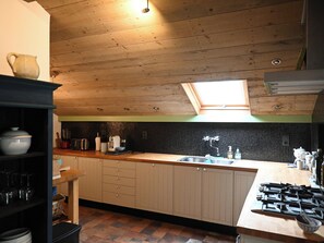 Kjøleskap, ovn, kokeplater og oppvaskmaskin