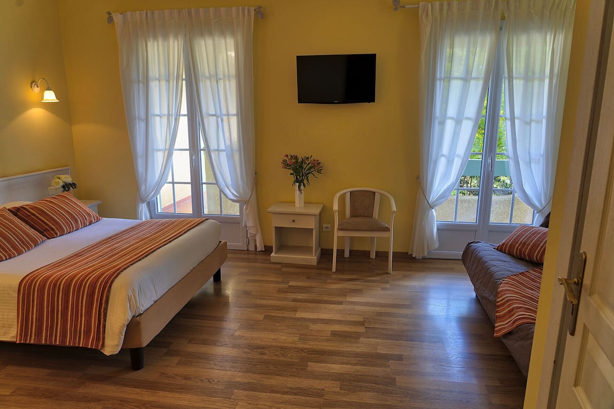 family room | 3 bedrooms, desk, laptop workspace, soundproofing