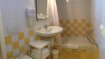 Un baño con lavabo, espejo, ducha y perchero.