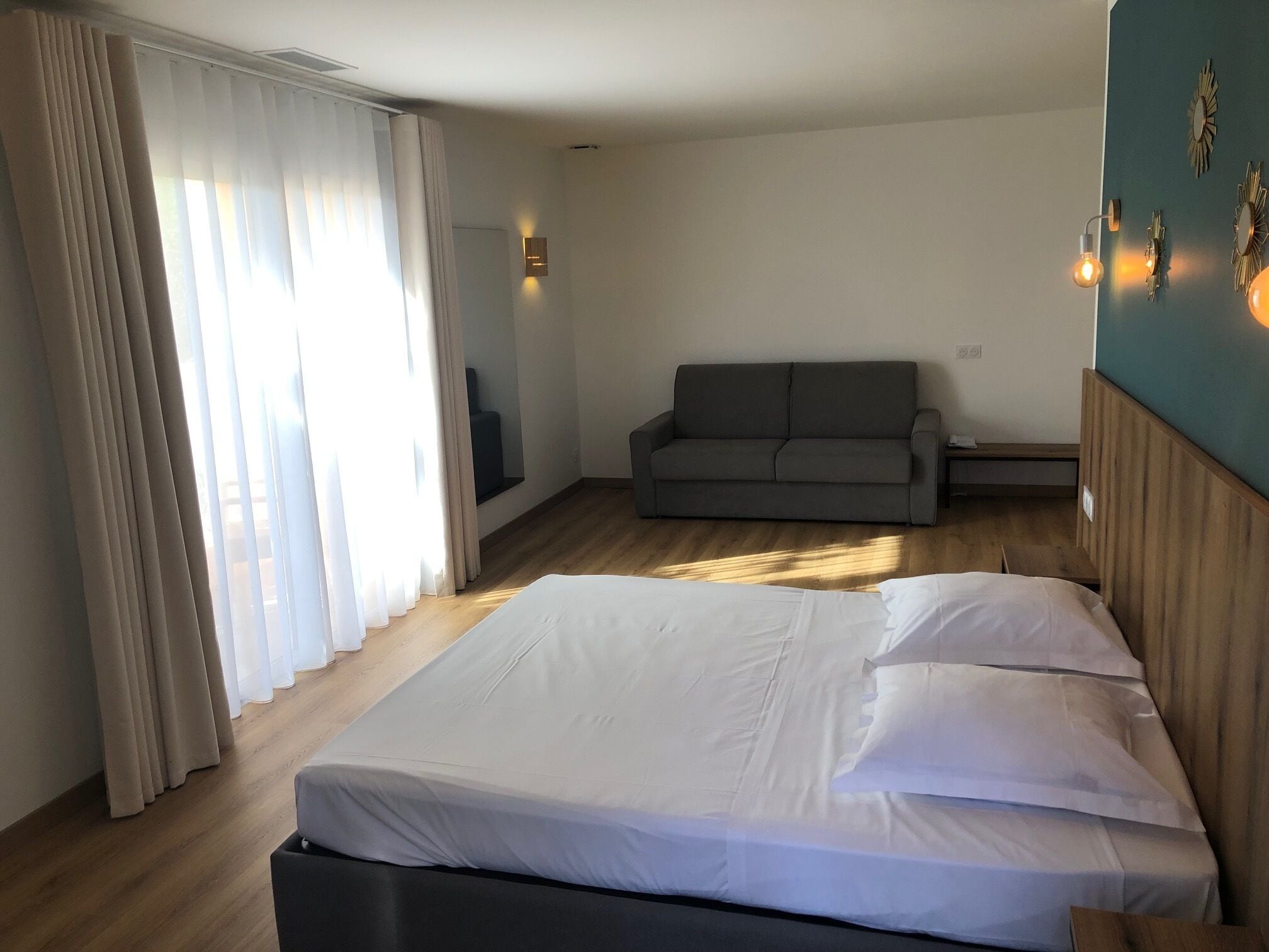 Desk, laptop workspace, soundproofing, free WiFi