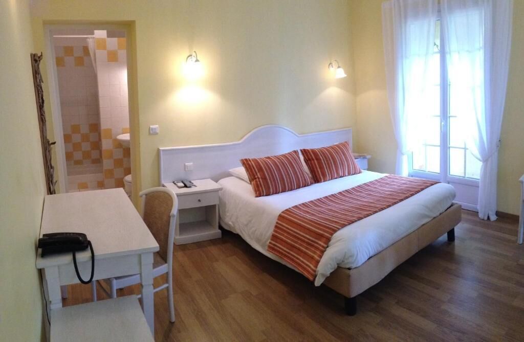 3 bedrooms, desk, laptop workspace, soundproofing