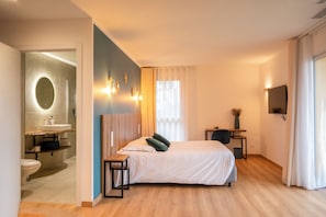 Desk, laptop workspace, soundproofing, free WiFi - Auberge Les Oliviers (Lucciana)