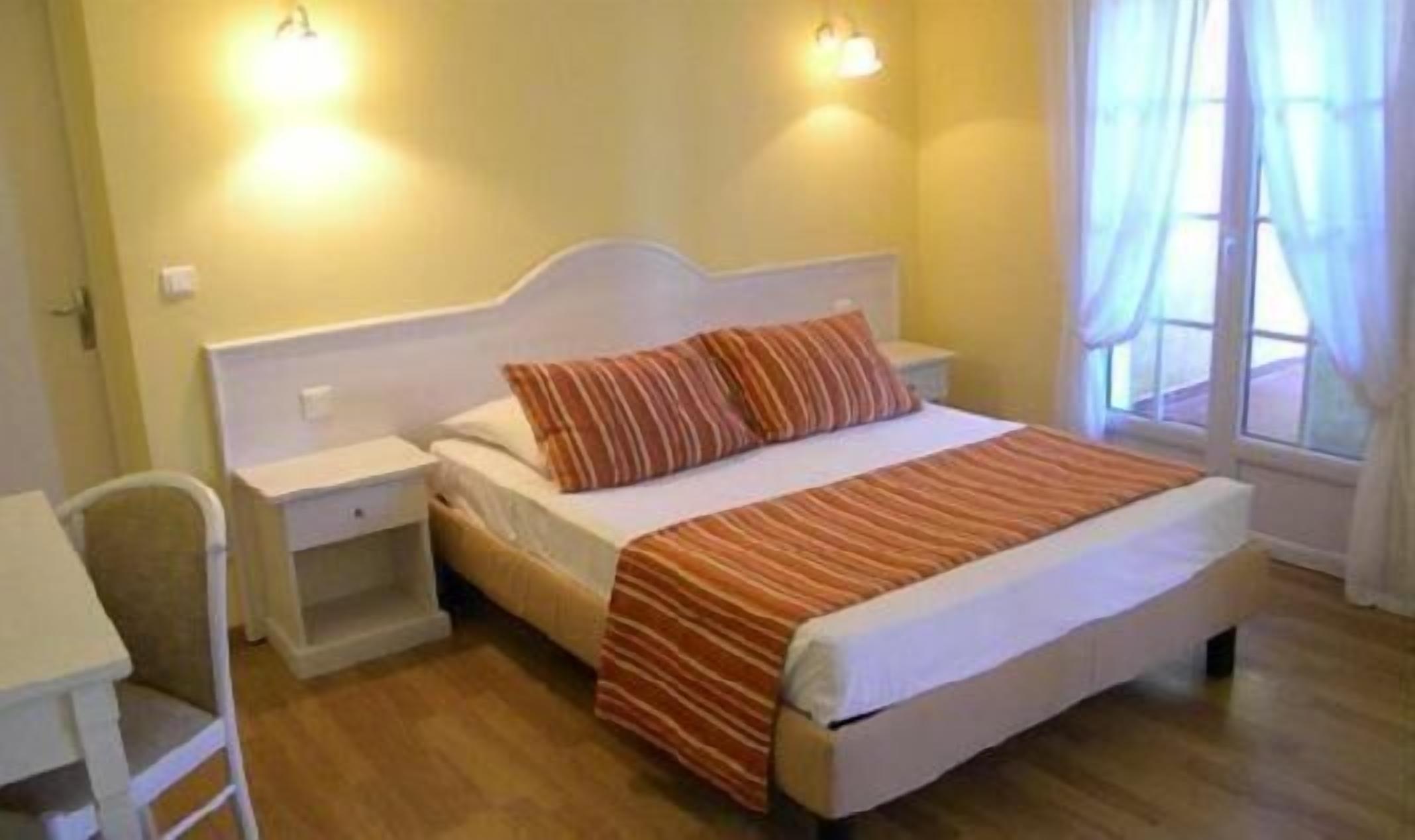 3 bedrooms, desk, laptop workspace, soundproofing