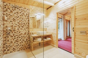 Dobbeltrom – familie, 1 soverom, ikke-røyk, hageutsikt | Bad | Dusj, såpe, sjampo og toalettpapir