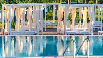 Piscina stagionale all'aperto, ombrelloni da piscina, lettini