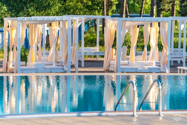 Seasonal outdoor pool, pool umbrellas, sun loungers