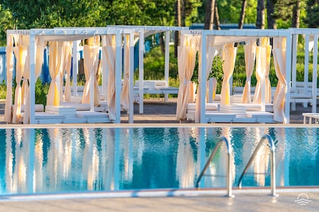Kolam renang outdoor musiman, dengan payung kolam renang