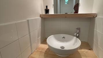 Regadera, toallas, papel de baño